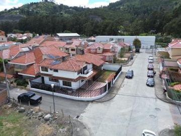 Casa Grande 6 Habitaciones en Ciudadela de Los Ingenieros Cuenca