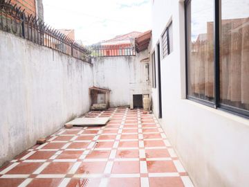 Casa Grande 6 Habitaciones en Ciudadela de Los Ingenieros Cuenca