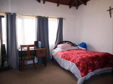 Casa Grande 6 Habitaciones en Ciudadela de Los Ingenieros Cuenca