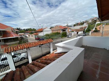 Casa Grande 6 Habitaciones en Ciudadela de Los Ingenieros Cuenca