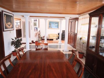 Casa Grande 6 Habitaciones en Ciudadela de Los Ingenieros Cuenca
