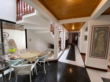 Casa Grande 6 Habitaciones en Ciudadela de Los Ingenieros Cuenca