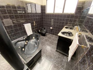 Casa Grande 6 Habitaciones en Ciudadela de Los Ingenieros Cuenca