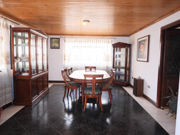 Casa Grande 6 Habitaciones en Ciudadela de Los Ingenieros Cuenca