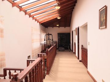 Casa Grande 6 Habitaciones en Ciudadela de Los Ingenieros Cuenca
