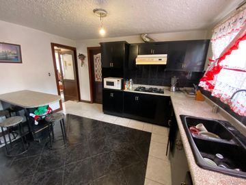 Casa Grande 6 Habitaciones en Ciudadela de Los Ingenieros Cuenca