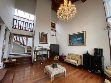 Casa Grande 6 Habitaciones en Ciudadela de Los Ingenieros Cuenca