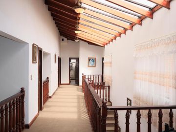 Casa Grande 6 Habitaciones en Ciudadela de Los Ingenieros Cuenca