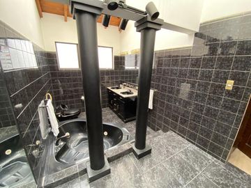 Casa Grande 6 Habitaciones en Ciudadela de Los Ingenieros Cuenca