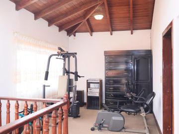 Casa Grande 6 Habitaciones en Ciudadela de Los Ingenieros Cuenca