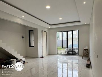Dijual Rumah Cluster Azura Vanya Park BSD City Tangerang Unit Baru Bangun Tahap Finishing Bagus Cantik Lokasi Nyaman Hijau Asri