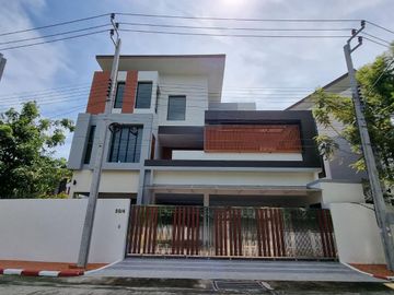 Kristada Nakhon 21 Bangna opposite Mega Bangna has a modern contemporary home for sale with a pool.