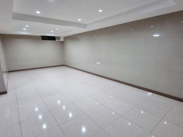 Kristada Nakhon 21 Bangna opposite Mega Bangna has a modern contemporary home for sale with a pool.