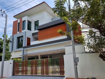 Kristada Nakhon 21 Bangna opposite Mega Bangna has a modern contemporary home for sale with a pool.