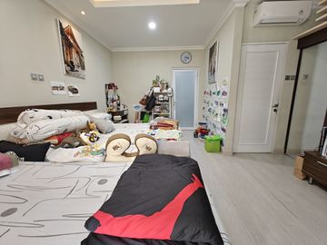 DI RUMAH BU PURI MANSION PURI INDAH LUAS 120 HADAP UTARA FULL RENOVASI SEMI FURNISHED