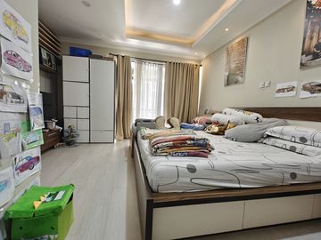DI RUMAH BU PURI MANSION PURI INDAH LUAS 120 HADAP UTARA FULL RENOVASI SEMI FURNISHED