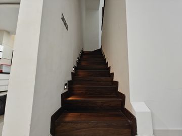 DI RUMAH BU PURI MANSION PURI INDAH LUAS 120 HADAP UTARA FULL RENOVASI SEMI FURNISHED