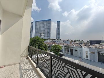 DI RUMAH BU PURI MANSION PURI INDAH LUAS 120 HADAP UTARA FULL RENOVASI SEMI FURNISHED