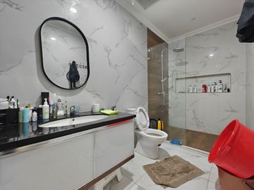 DI RUMAH BU PURI MANSION PURI INDAH LUAS 120 HADAP UTARA FULL RENOVASI SEMI FURNISHED
