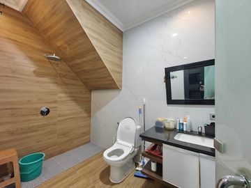 DI RUMAH BU PURI MANSION PURI INDAH LUAS 120 HADAP UTARA FULL RENOVASI SEMI FURNISHED