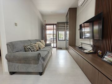 DI RUMAH BU PURI MANSION PURI INDAH LUAS 120 HADAP UTARA FULL RENOVASI SEMI FURNISHED