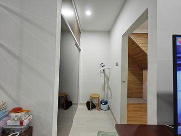 DI RUMAH BU PURI MANSION PURI INDAH LUAS 120 HADAP UTARA FULL RENOVASI SEMI FURNISHED