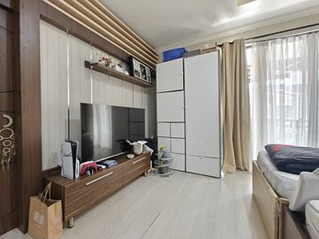 DI RUMAH BU PURI MANSION PURI INDAH LUAS 120 HADAP UTARA FULL RENOVASI SEMI FURNISHED
