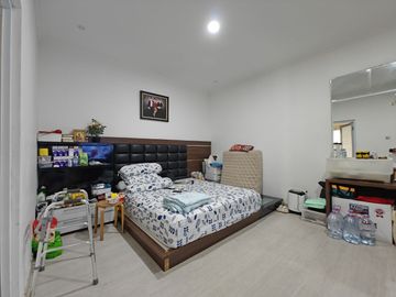 DI RUMAH BU PURI MANSION PURI INDAH LUAS 120 HADAP UTARA FULL RENOVASI SEMI FURNISHED