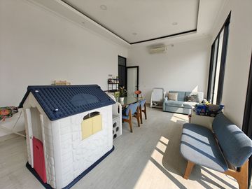 DI RUMAH BU PURI MANSION PURI INDAH LUAS 120 HADAP UTARA FULL RENOVASI SEMI FURNISHED