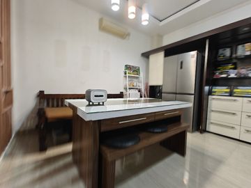 DI RUMAH BU PURI MANSION PURI INDAH LUAS 120 HADAP UTARA FULL RENOVASI SEMI FURNISHED