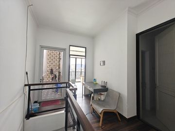 DI RUMAH BU PURI MANSION PURI INDAH LUAS 120 HADAP UTARA FULL RENOVASI SEMI FURNISHED