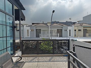DI RUMAH BU PURI MANSION PURI INDAH LUAS 120 HADAP UTARA FULL RENOVASI SEMI FURNISHED