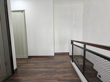 DI RUMAH BU PURI MANSION PURI INDAH LUAS 120 HADAP UTARA FULL RENOVASI SEMI FURNISHED