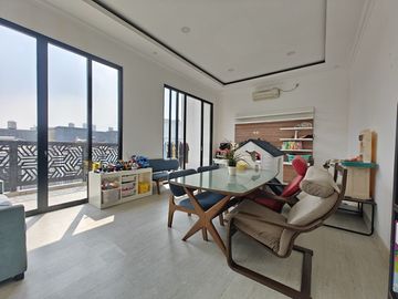DI RUMAH BU PURI MANSION PURI INDAH LUAS 120 HADAP UTARA FULL RENOVASI SEMI FURNISHED
