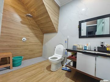 DI RUMAH BU PURI MANSION PURI INDAH LUAS 120 HADAP UTARA FULL RENOVASI SEMI FURNISHED