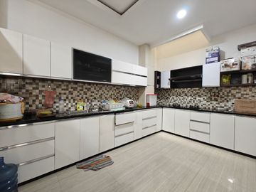 DI RUMAH BU PURI MANSION PURI INDAH LUAS 120 HADAP UTARA FULL RENOVASI SEMI FURNISHED