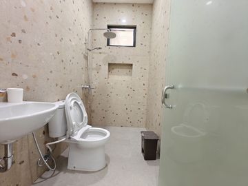 DI RUMAH BU PURI MANSION PURI INDAH LUAS 120 HADAP UTARA FULL RENOVASI SEMI FURNISHED