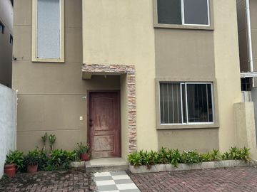 VENDO POR VIAJE CASA EN VILLA CLUB ETAPA LUNA
