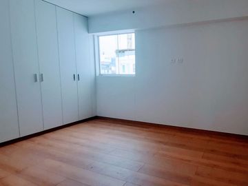 HERMOSO DEPARTAMENTO FRENTE A PARQUE EN SURCO (dpto, 601)