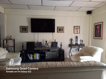 VENTA DE ACOGEDORA CASA DE 2 PLANTAS EN CDLA MARTHADE ROLDOS