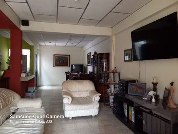 VENTA DE ACOGEDORA CASA DE 2 PLANTAS EN CDLA MARTHADE ROLDOS