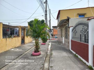 VENTA DE ACOGEDORA CASA DE 2 PLANTAS EN CDLA MARTHADE ROLDOS