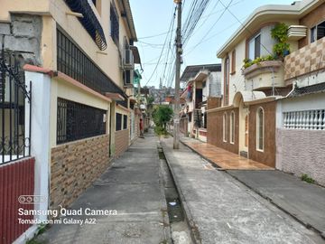 VENTA DE ACOGEDORA CASA DE 2 PLANTAS EN CDLA MARTHADE ROLDOS