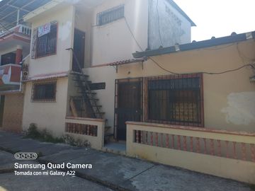 VENTA DE ACOGEDORA CASA DE 2 PLANTAS EN CDLA MARTHADE ROLDOS