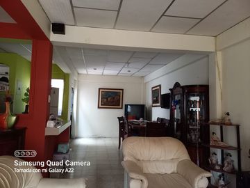 VENTA DE ACOGEDORA CASA DE 2 PLANTAS EN CDLA MARTHADE ROLDOS
