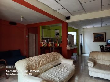 VENTA DE ACOGEDORA CASA DE 2 PLANTAS EN CDLA MARTHADE ROLDOS
