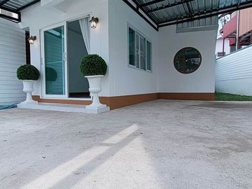 Beautiful house, minimalist style, San Kamphaeng District, ready to move in.
