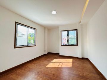 Beautiful house, minimalist style, San Kamphaeng District, ready to move in.