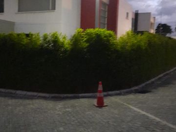 VENDO CASA ESQUINERA * NO ADOSADA * CUMBAYÁ  VÍA A  LUMBISI
