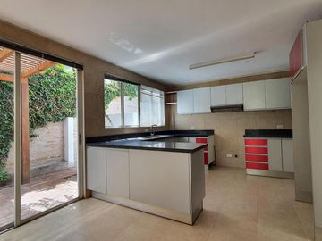 Venta Casa Cumbayá Urb. La Viña - Bungavilla Conjunto de 4 Casas 501 m². PRECIO 